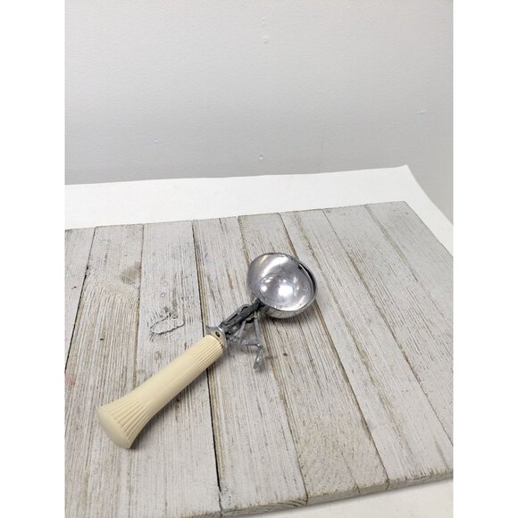 Plastic Ice Cream Scoop Almond Handle Taiwan - Picture 1 of 8